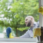 Limpeza de portas e janelas de vidros 